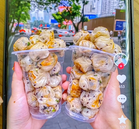 華人老鐵用拇指生煎包機做生煎包，湯汁濃稠、面皮酥脆！